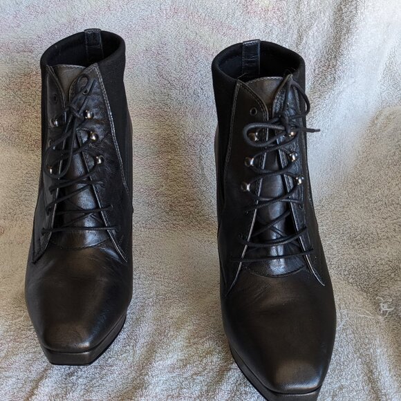 Donald Pliner Hoa ankle bootie, size 10 - Picture 3 of 7